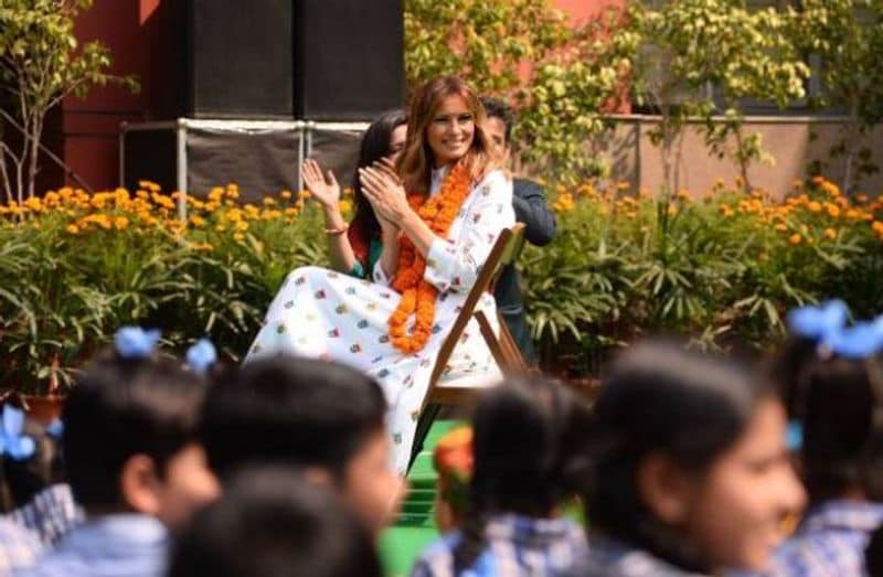 वे स्कूल के बाकी शिक्षकों के साथ लकड़ी की छोटी सी कुर्सी पर ही बैठ गई और पारंपरिक कार्यक्रमों का आनंद लिया। इस दौरान बच्चों का डांस और मस्ती देख ताली भी बजाती नजर आईं।