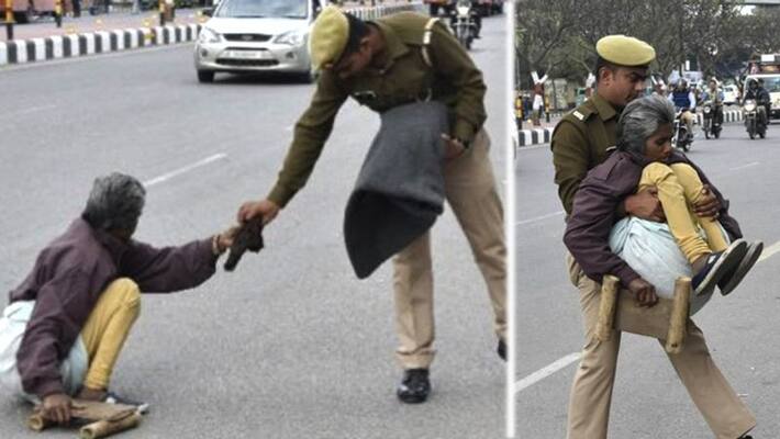 up police constable to help old woman photo viral KPU up police constable to help old woman photo viral KPU