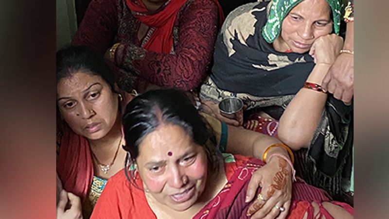 अंकित के परिजनों ने बतायाः अंकित के परिवारवालों ने बताया कि अंकित के सिर पर तलवार से वार किया गया था। उसे चाकू भी मारा था। नाले में पत्थर से अंकित का शव दबा रखा था। परिवारवाले ने बताया कि पहले खजूरी खास थाने में रिपोर्ट लिखवाने गए थे फिर दयालपुर में थाने में लापता की रिपोर्ट लिखवाई थी।