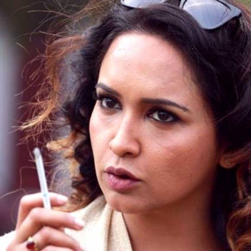 actress lona smoking 1000 cigarette for un kathal irunthal movie