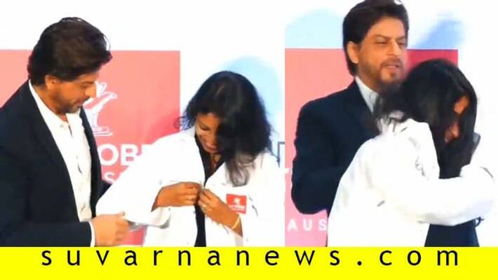 Shah Rukh Khan Helps Phd student while wearing coat viral video Shah Rukh Khan Helps Phd student while wearing coat viral video