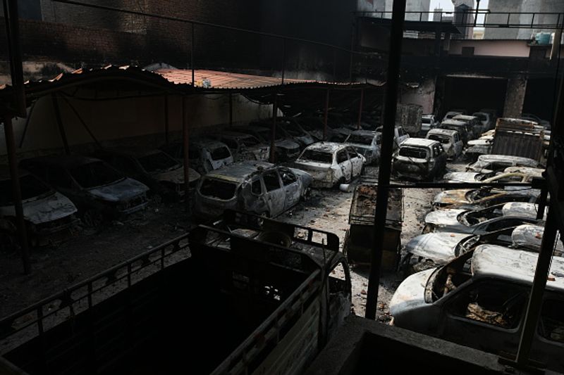 दंगाइयों ने गैराज में खड़ी गाड़ियों को भी नहीं बक्शा। उन्हें भी जला दिया गया।