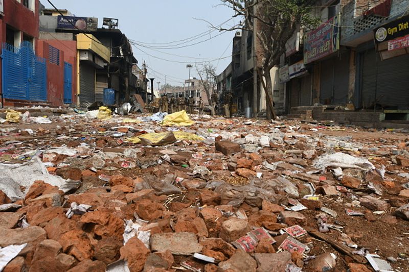 दिल्ली के शिव बिहार में हिंसा के बाद ऐसा माहौल देखने को मिला। पूरी सड़कें पत्थरों से पटी पड़ी थीं।
