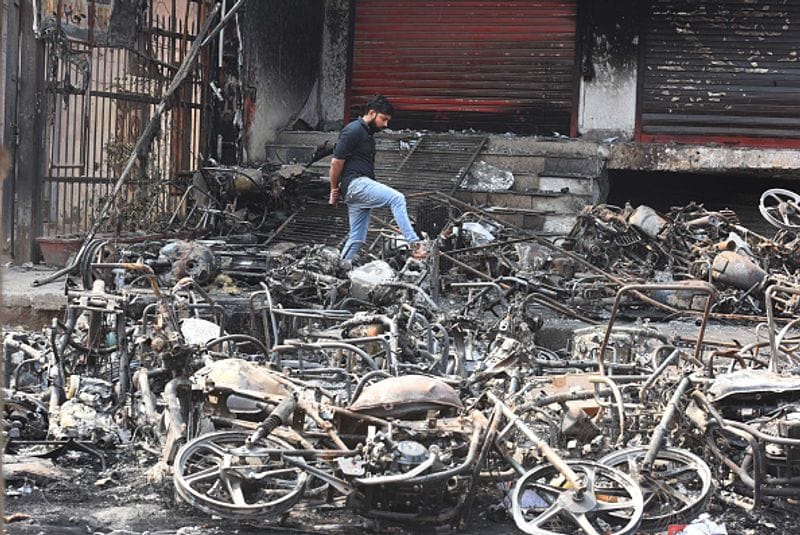 इस हिंसा में जितनी गाड़ियां जलाई गईं, उसका कोई आंकड़ा सामने नहीं आया। दंगों के बाद सड़कों पर मात्र गाड़ियों के राख और ढेर नजर आए।