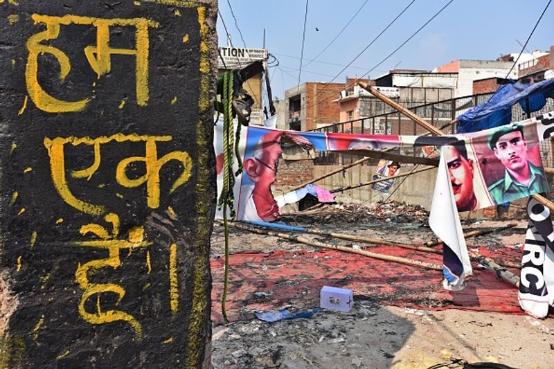 मुस्तफाबाद में हिंसा के बाद कैद हुई ये तस्वीर। दीवार पर लिखा मैसेज क्या वाकई इस हिंसा के दौरान देखने को मिला, ये बड़ी बात है।