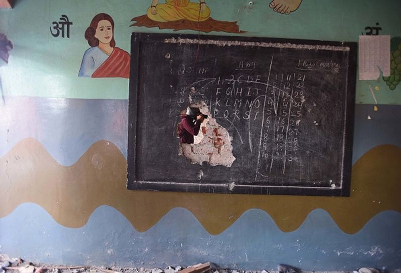 दंगाइयों ने स्कूलों को भी नहीं बक्शा। स्कूल में जमकर तोड़फोड़ की गई। स्कूलों में बेहद बुरी तरह तोड़-फोड़ की गई। जो तस्वीरें सामने हैं, वो इसकी भयावहता साफ़ दिखा रही है।