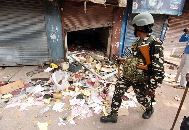 चांदबाग़ में हिंसा के बाद गलियों में गश्ती करती पुलिस टीम। यहां बंद दुकानों में भी जबरदस्त ढंग से तोड़-फोड़ की गई।