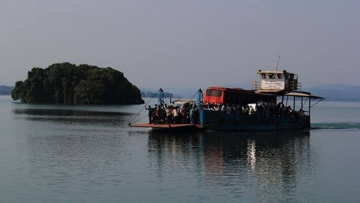 Passengers escaped after bus slips into sharavathi river backwaters at shivamogga Karnataka ckm Passengers escaped after bus slips into sharavathi river backwaters at shivamogga Karnataka ckm