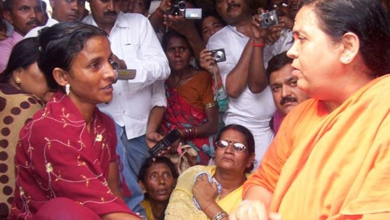 जिला अस्पताल के डॉ. एसपी, डॉ. एके शर्मा और एके अग्रवाल का पैनल सोनम के शव का पोस्टमार्टम करता है। रिपोर्ट में बच्ची की मौत फांसी पर लटकने से होना बताया जाता है। हालांकि, दुष्कर्म की पुष्टि ननहीं होती है। लेकिन मृतका की मां को इस रिपोर्ट पर विश्वास नहीं होता। इस बीच राहुल गांधी, राजनाथ सिंह, आजम खा और उमा भारती समेत तमाम बड़े नेता निघासन पहुंचकर सोनम के परिवार से मुलाकात करते हैं।