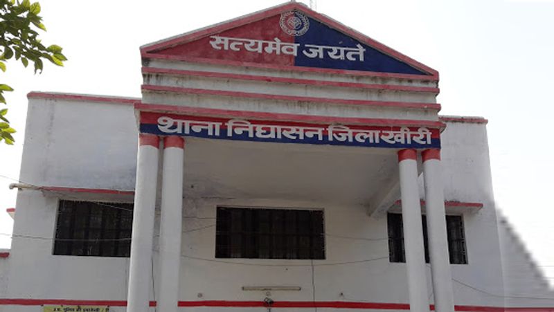 जिले के निघासन थाना परिसर में नाबालिग लड़की सोनम का शव पेड़ से फंदे पर लटका मिला था। घटना के बाद सोनम की मां तरन्नुम ने एफआइआर दर्ज कराई थी।