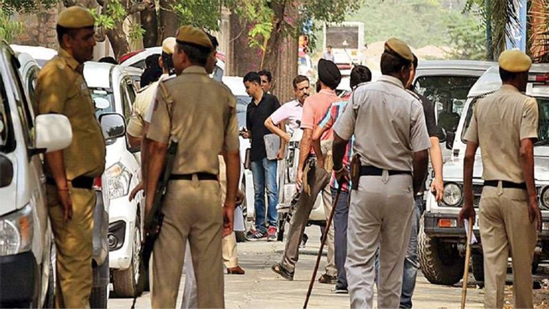 एफआईआर में उन्होंने कहा था, बेटी सोनम भैंस चराने गई थी। भैंस चराते हुए थाने के अंदर चली गई। काफी देर बाद भी जब सोनम वापस नहीं लौटी तो वो उसकी तलाश में थाना परिसर में गई। वहां देखा कि थाना परिसर में बेटी का शव एक पेड़ से दुपट्टे के फंदे पर लटक रहा था। उसके शरीर पर कई जगह चोट के निशान थे। बेटी की हत्या कर उसका शव पेड़ पर लटकाया गया।