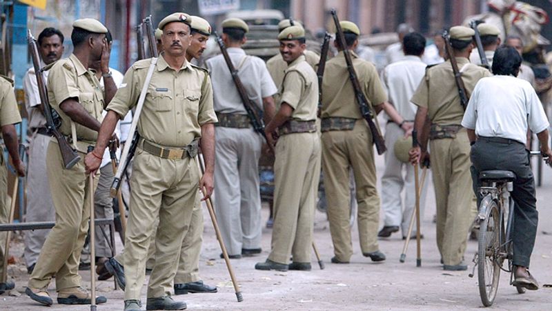 पुलिस दुष्कर्म और हत्या का केस दर्ज कर शव को पोस्टमार्टम के लिए भेज देती है। मामला तूल पकड़ने पर निघासन के तत्कालीन सपा विधायक केजी पटेल और श्रीनगर के सपा विधायक डॉ. आरए उस्मानी निघासन तहसील के बाहर धरने पर बैठ जाते हैं। मामला गंभीर होता देख एसपी तत्कालीन निघासन एसओ समेत 11 पुलिस कर्मियों को सस्पेंड कर देते हैं।