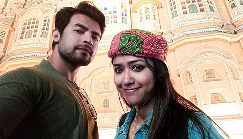 অভিনেতা রণজয় বিষ্ণুর সঙ্গে প্রেম করছেন অভিনেত্রী সোহিনী সরকার। সম্প্রতি একটি সাক্ষাৎকার নিজেদের সম্পর্ক নিয়ে মুখ খুলেছেন সোহিনী এবং রণজয়।
