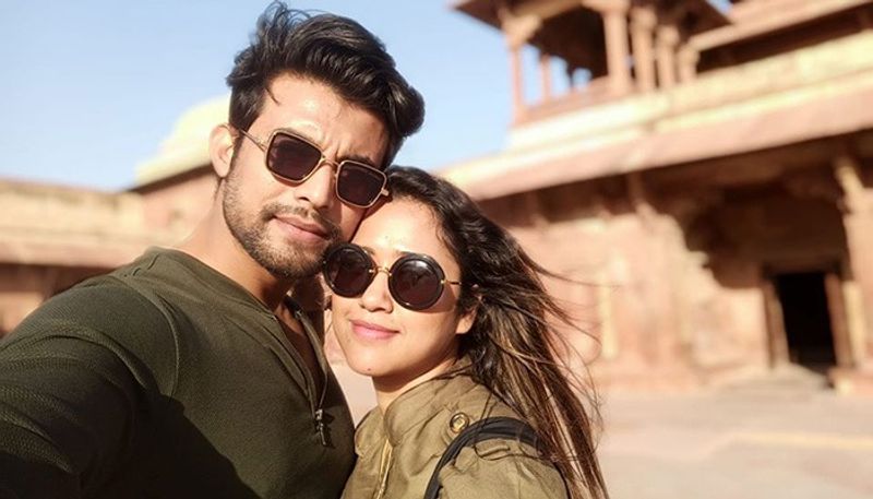 তাদের নিয়ে গুঞ্জন ক্রমশ বেড়েই চলেছে। যদিও তাতে কোনও কর্ণপাত করেননি অভিনেত্রী। তিনি দিব্যি খোশমেজাজে আছেন।