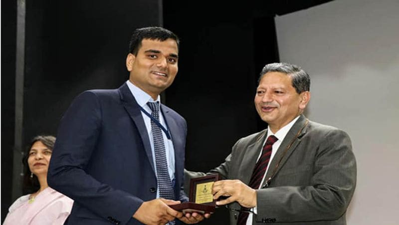 आशुतोष ने हाईस्कूल तक की पढ़ाई प्रतापगढ़ के लालगंज अझारा स्थित शीतलामऊ मांटेसरी स्कूल से की। एक दिन स्कूल के प्रबंधक ने आशुतोष के पिता को बुलाया। प्रबंधक ने उनके पिता से कहा कि आपके घर में भगवान की दी हुई अभूतपूर्व प्रतिभा आई है। उन्होंने कहा आशुतोष पढ़ने में साधारण छात्र नहीं है। इसका एडमीशन किसी अच्छे स्कूल में करवाइए।