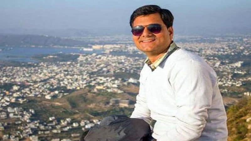 आशुतोष द्विवेदी बरेली में गेल में सीनियर इंजीनियर के रूप में काम कर रहे थे। उस समय एक पाइप लाइन के बिछाने के लिए किसानो की अधिग्रहीत जमीन के एवज में मुवाअजा बांटा जा रहा था। उसी दौरान एक बूढी करीब महिला ने उनसे मुलाक़ात की और उन्हें पीने के किए छांछ दिया। उस बूढ़ी महिला ने कहा कि बेटा मेरी बेटी की शादी होनी है कलेक्टर साहब से कहकर मुझे ज्यादा मुवाअजा दिला दो। उस समय उन्हें लगा कि कलेक्टर बनकर ही लोगों की मदद की जा सकती है। बस उनका पुराना सपना फिर से जाग उठा।