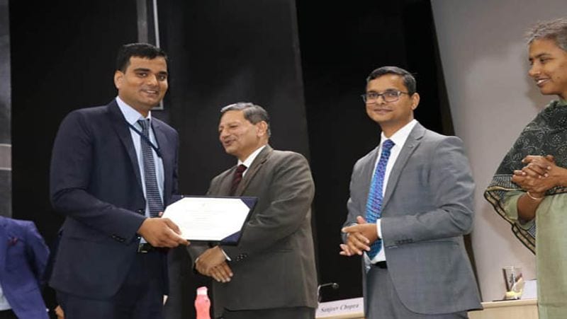 इसके बाद उन्होंने गेल में नौकरी छोड़ दी। 2014 में आरपीएफ में सहायक सुरक्षा आयुक्त का पद मिला। वह जिला खेल अधिकारी के एग्जाम को भी क्रैक करने में सफल रहे। लेकिन दोनों नौकरियों को उन्होंने छोड़ दिया। उनके मन में IAS बनने का सपना पल रहा था। इस सपने को पूरा करने के लिए आशुतोष ने 2015 में UPSC की परीक्षा दी। वह सफल तो रहे लेकिन 208वीं रैंक के साथ आइपीएस में उनका सिलेक्शन हो गया। उन्होंने फिर से तैयारी की और साल 2017 में उन्हें 80 वीं रैंक के साथ IAS में सफलता मिल गई।