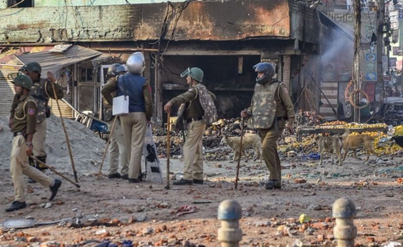 उत्तर पूर्वी दिल्ली में हुई हिंसा के बाद स्थिति को संभालने के लिए राष्ट्रीय सुरक्षा सलाहकार (एनएसए) अजीत डोभाल बुधवार को मोर्चा संभाल लिया।
