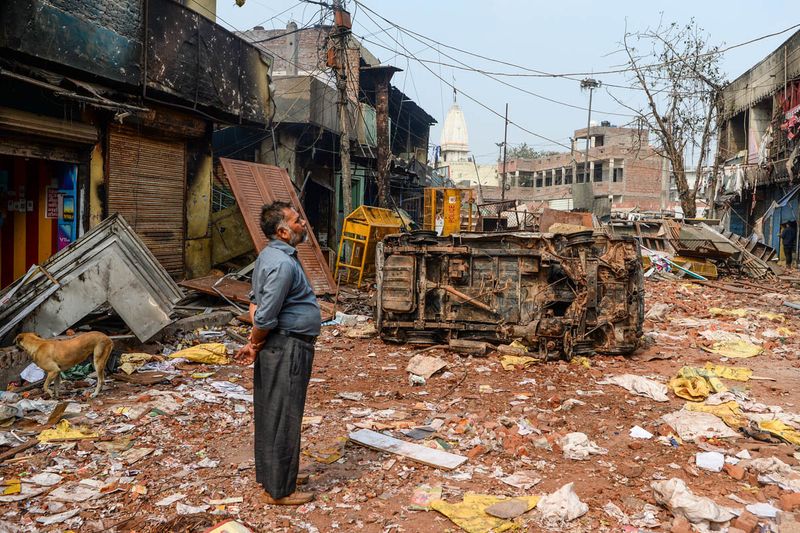 उत्तर-पूर्वी दिल्ली के दंगों पर काबू पाने के लिए गृह मंत्री अमित शाह ने मंगलवार रात तक 24 घंटे में 3 बैठकें कीं।