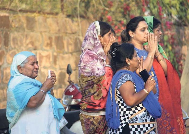 जिस किसी ने भी मौत का यह भयानक मंजर देखा वह रोता हुआ ही नजर आया। आसपाल के लोगों को देख ऐसा लग रहा था कि मानों इनको कोई अपना दुनिया छोड़ गया हो। सभ ईश्वर से प्रार्थना कर रहे थे कि ऐसा किसी और के साथ नहीं हो।