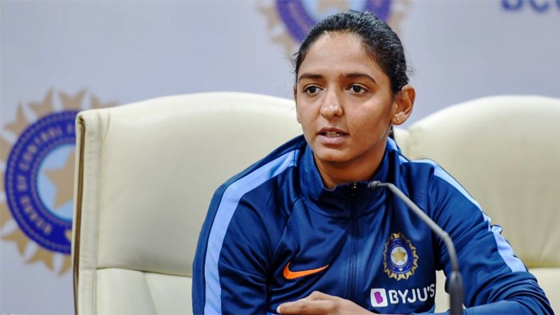 <p>১৭ মার্চ দক্ষিণ আফ্রিকার বিরুদ্ধে পঞ্চম একদিনের ম্যাচে চোট পান হরমনপ্রীত কউর। তারপর আর টি২০ সিরিজে খেলা হয়নি ভারতীয় তারকা ব্যাটসম্যানের। <br />
</p>