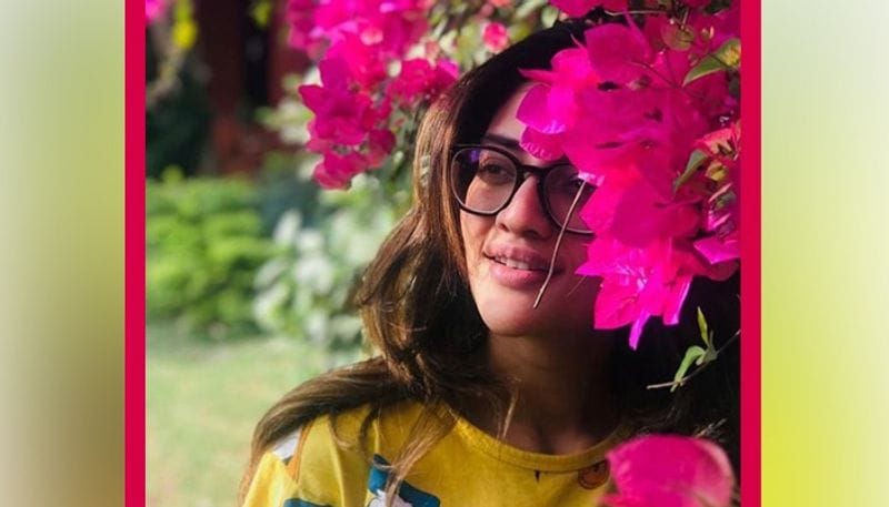 শ্যুটিং এর ফাঁকেই রিসর্টের একটি বোগেনভেলিয়া বাগানে এই ফুল নিয়ে ছবি তুলেছেন নুসরত।