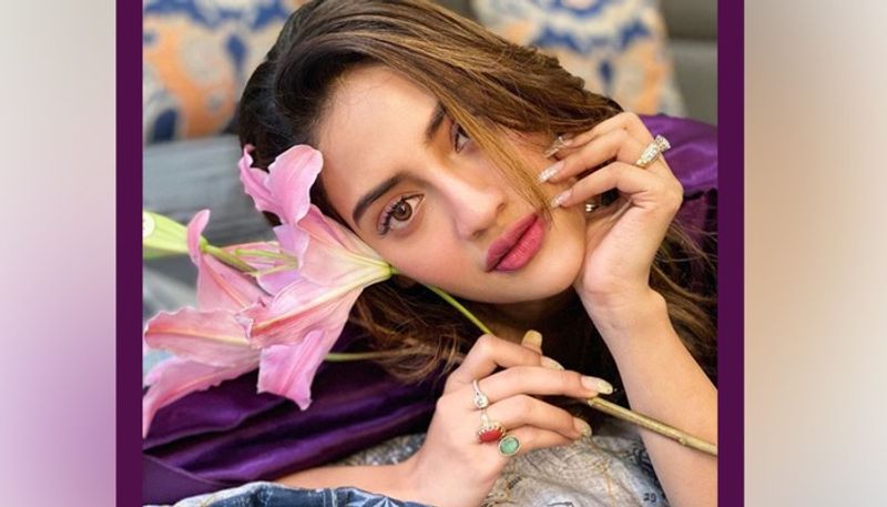 শাড়ি, লেহেঙ্গা, জিনস, থেকে শর্ট ড্রেস সবেতেই মানানসই নুসরত। কখনও হট লুকে আবার কখনও ছিমছাম পোশাকে বাজিমাত করেন অভিনেত্রী।