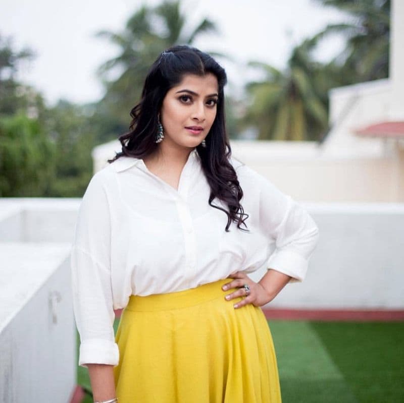 varalakshmisarathkumar different photo pic