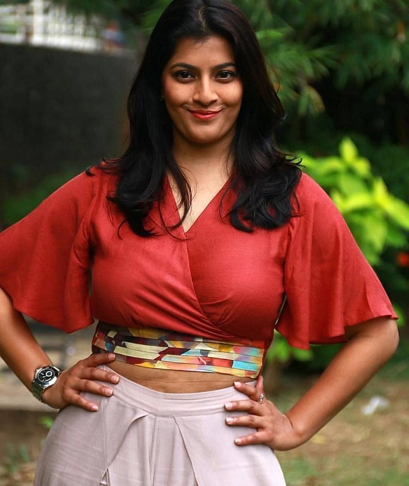 varalakshmisarathkumar different photo pic