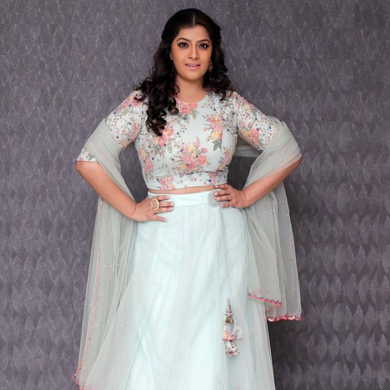 varalakshmisarathkumar different photo pic