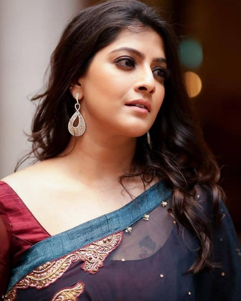 varalakshmisarathkumar different photo pic