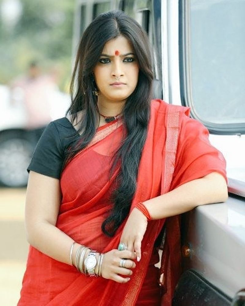 varalakshmisarathkumar different photo pic