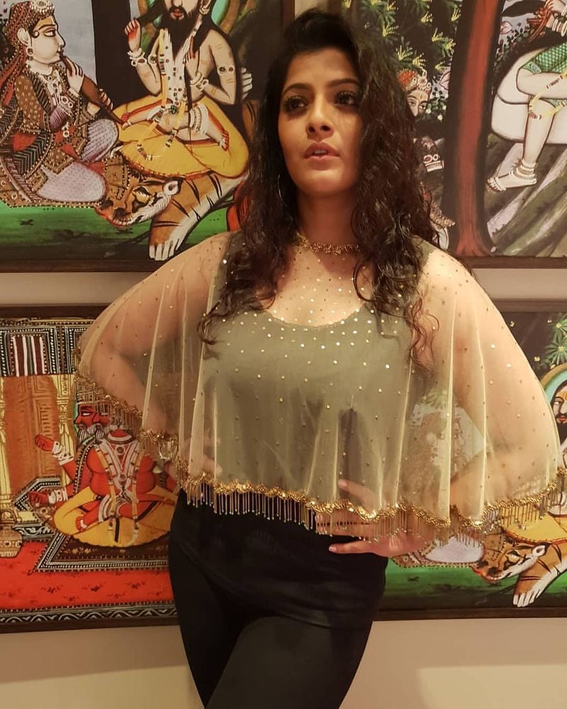 varalakshmisarathkumar different photo pic