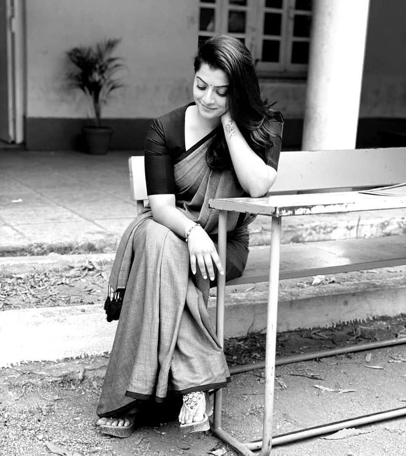 varalakshmisarathkumar different photo pic