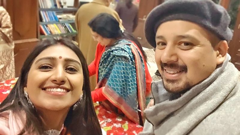 मोहिना ने इंटरव्यू के दौरान बताया कि शादी के बाद उनकी लाइफस्टाइल काफी चेंज हो गई हैं। वे बताती हैं, हर दिन सुबह की शुरुआत एक नई दुल्हन की तैयार होकर करती हूं।