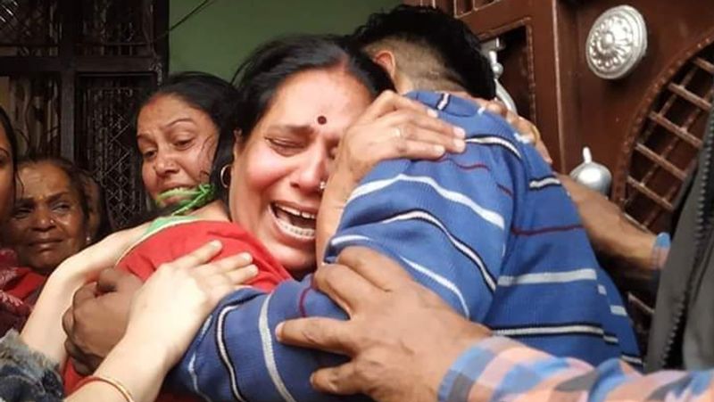 उपद्रवियों ने अंकित की हत्या कर उनका शव एक नाले में फेंक दिया था। (रोती हुई अंकित शर्मा की मां)