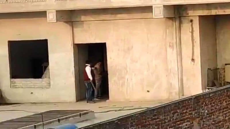आम आदमी पार्टी (AAP) ने ताहिर हुसैन का एक वीडियो दिखाते हुए दावा किया कि वे खुद दंगे के शिकार हुए। हालांकि कई और विडियो में वो समर्थकों के साथ एक छत पर दिखाई दे रहे हैं और उनके हाथ में रॉड है।