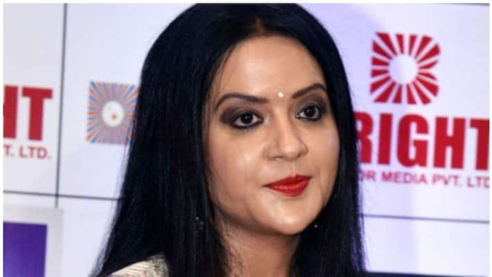 Amruta Fadnavis sends defamatory notice to Nawab Malik for 'tarnishing the image of her family'-dnm Amruta Fadnavis sends defamatory notice to Nawab Malik for 'tarnishing the image of her family'-dnm