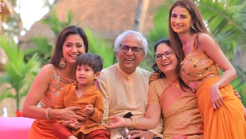 भाई की शादी में अपने दोनों बच्चों और मम्मी-पापा के साथ श्वेता तिवारी।