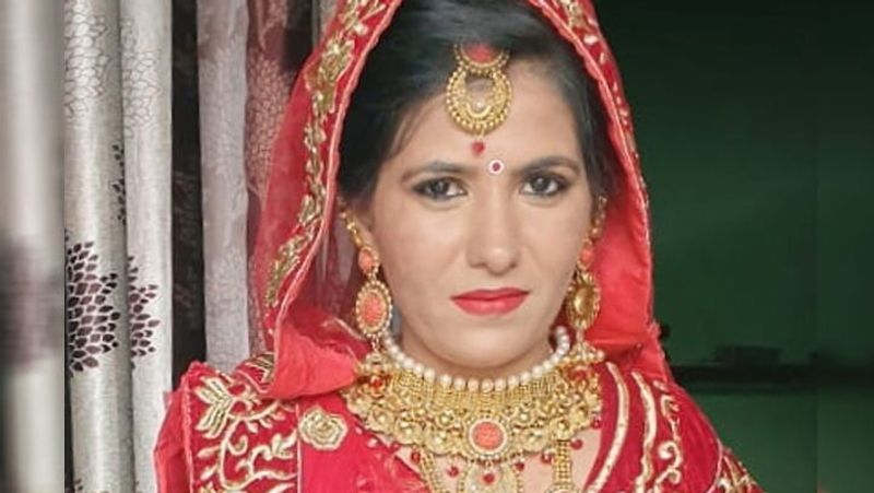 2 घंटे ही ससुराल में जी सकी दुल्हन: चौंकाने वाली यह घटना हरियाणा के करनाल की है। यहां दूल्हे के भतीजे की एक्सीडेंट में मौत का सदमा दुल्हन को ऐसा लगा कि ससुराल पहुंचते ही उसकी भी जान चली गई। मामला मंगलवार का है। बारात की एक कार एक्सीडेंट का शिकार हो गई थी। इस हादसे में दूल्हे के भतीजे साहिल की मौत हो गई थी। वहीं तीन दोस्त घायल हो गए थे। फिर भी लोगों की सलाह पर यह शादी नहीं रोकी गई। मंगलवार रात करीब 7 बजे दुल्हन निकेश अपने पति रविन के साथ ससुराल पहुंची। इसी दौरान कुछ अन्य रस्मों के बीच दुल्हन को इस एक्सीडेंट के बारे में पता चला। यह सुनकर दुल्हन मायूस हो गई। रात 9 बजे वो दुल्हन की ड्रेस बदलने कमरे में गई। अचानक उसे घबराहट हुई। उसका पसीना छूट गया और वो बेहोश होकर गिर पड़ी। उसे फौरन हॉस्पिटल ले जाया गया। लेकिन वहां उसे मृत घोषित कर दिया गया। रविन के दादा 82 वर्षीय अंतराम ने बताया कि बारात गुल्लरपुर गांव गई थी।(आगे पढ़ें इसी कहानी से...दुबई से शादी करने आया था दूल्हा)