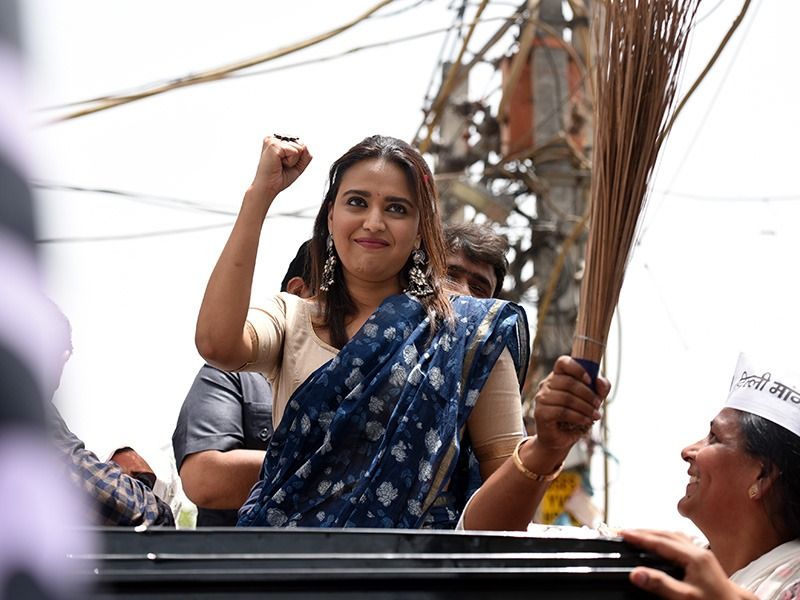 এমনকী দেশের শীর্ষ আদালতের বিরুদ্ধেও ক্ষোভ উগরে দিয়েছেন স্বরা। তারপর থেকেই গ্রেফতার করা হোক অভিনেত্রী স্বরাকে এই নিয়ে জোর শোরগোল শুরু হয়েছে। শুধু তাই নয়, টুইটারে 'অ্যারেস্ট স্বরা ভাস্কর' বলে ট্রেন্ডও শুরু হয়ে গেছে।