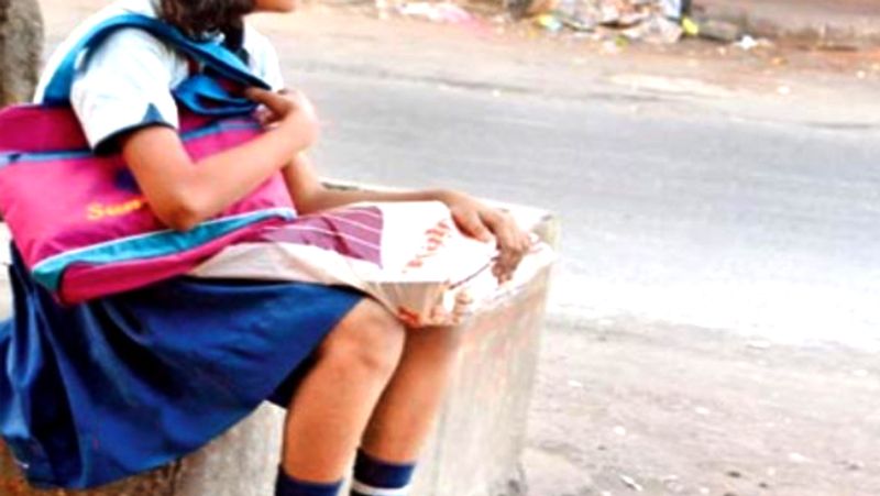 इसकी सूचना जब स्कूल प्रबंधन को लगी तो उन्होंने छात्रा को स्कूल से निकालने का नोटिस उसके परिजनों को थमा दिया।