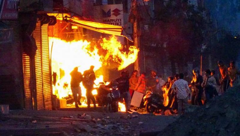 ঠান্ডা হওয়া তো দূর, মঙ্গলবার চাঁদ বাগ এলাকার পরিস্থিতি একেবারে অগ্নিগর্ভ হয়ে ওঠে। তাঁরা বাড়িরর ছাদে গিয়ে দেখেছিলেন চারিদিকে শুধু ধোয়া আর আগুন। ওই অবস্থায় সাবিত্রীর বাবা ভোদয় প্রসাদ বিয়ে স্তগিত রাখার সিদ্ধান্ত নেনষ পাত্রের বাড়িতে ফোন করে জানিয়ে দেন, এই পরিস্থিতি তাঁদের বাড়ি বিয়ে করতে আসাটা ঝুঁকির হয়ে যাবে। সাবিত্রীর চোখে জল চলে এসেছিল।