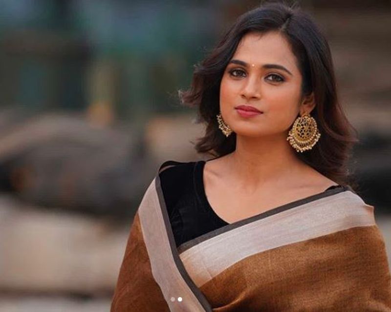 actress ramya pandiyan stunning new look photo gallery