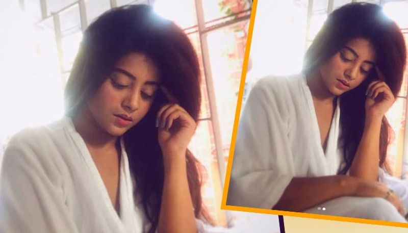 গ্ল্যামার ওয়ার্ল্ডের সঙ্গে জড়িয়ে সবসময়েই হটকে পোজে নিজেকে মেলে ধরেন অভিনেত্রী।