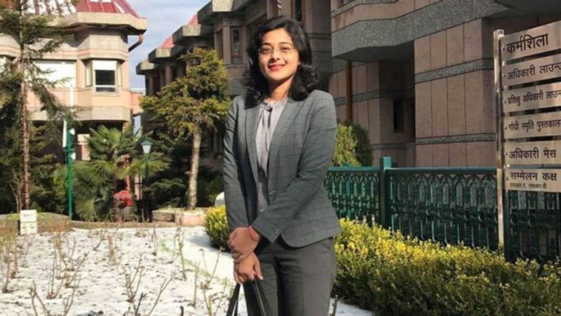 ias success story of upsc topper surabhi gautam upsc all india rank 1 2016 mp girl surabhi gautam story kpt