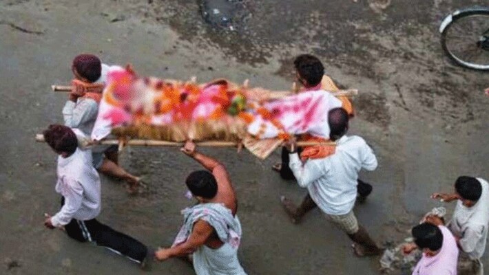बेटे की मौत के बाद पिता आशाराम और पूरे परिवार का रो-रोकर बुरा हाल है। पिता एक ही बात कह रहे हैं कि मैं कितना अभागा हूं। देखो सुबह बेटी को विदा किया, दूसरे दिन बेटे की चिता जलाई।