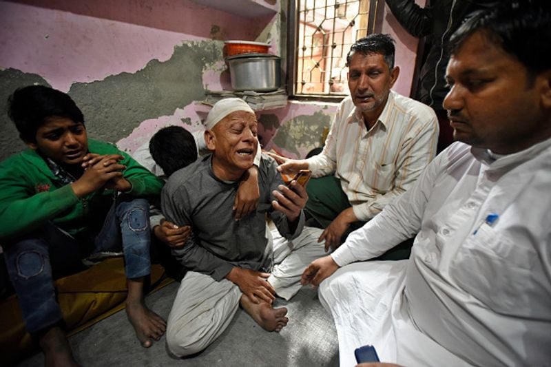 दिल्ली हिंसा में शोएब खान (22) की मौत हो गई। जीटीबी अस्पताल में शोएब के परिजन।