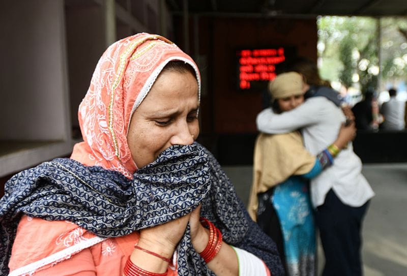 अजरा खातून, इन्होंने दिल्ली हिंसा में अपने भतीजे अशफाक हसन (22 साल) को खो दिया। जीटीबी अस्पताल में भतीजे का शव लेने के लिए जाते हुए।