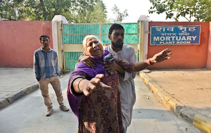 दिल्ली हिंसा में इन्होंने अपनों को खो दिया। जीटीबी अस्पताल में शव गृह में जाते हुए।